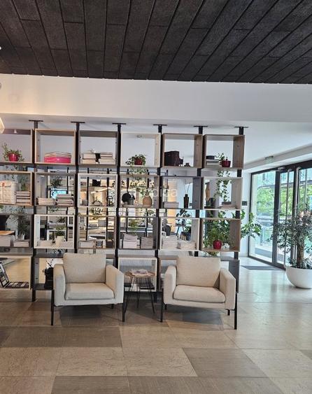 Spatiu stradal deosebit in cladire de birouri - 2