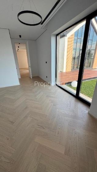 Casă Parter cu Design Minimalist și Piscină - 11