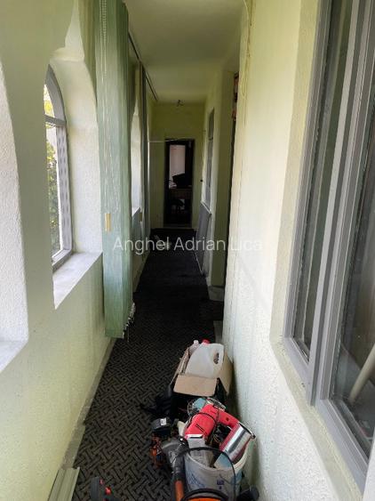 Vand casa batraneasca din caramida acoperita cu tabla mobilata si utilata  - 8