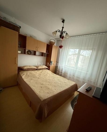 Etaj 3-Podul de Fier-2 Camere Decomandat-bloc 81' - 5