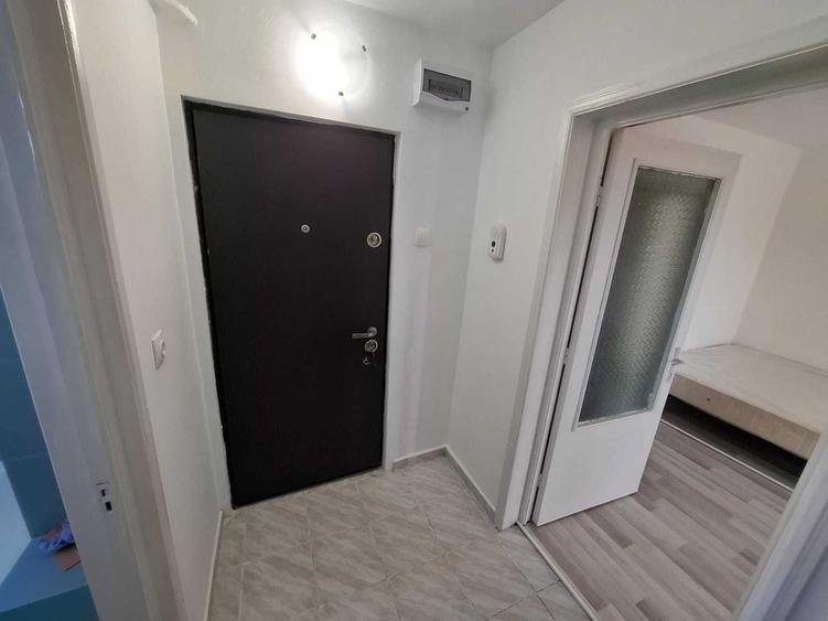 GARA ap.1 camere, decomandat, curat, renovat, mobilat si utilat, et.3/4!