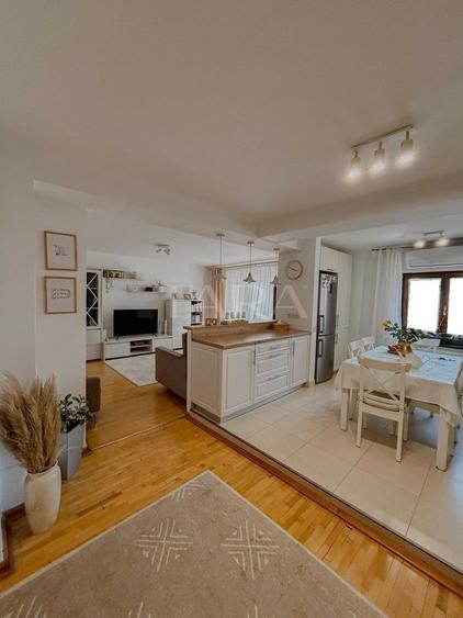 Apartament spațios, 4 camere, 106 mp, două balcoane, parcare, central.