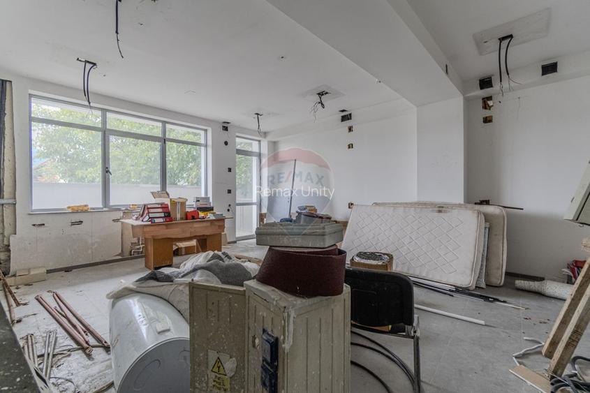 Cladire de 902 mp utili de vânzare, zona Grivitei - DN 13, COMISION 0 - 36