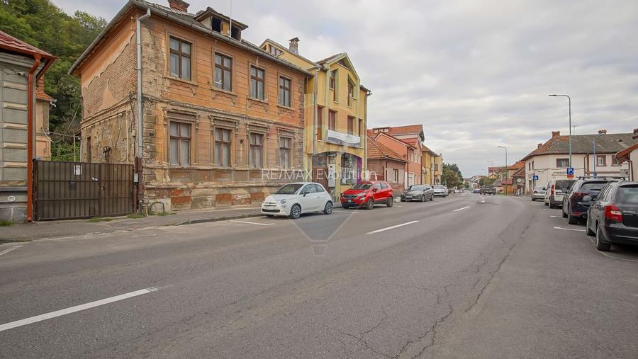 Vilă pe str Alexandru Ioan Cuza, 10 camere, S + P + E, teren 282 mp - 2