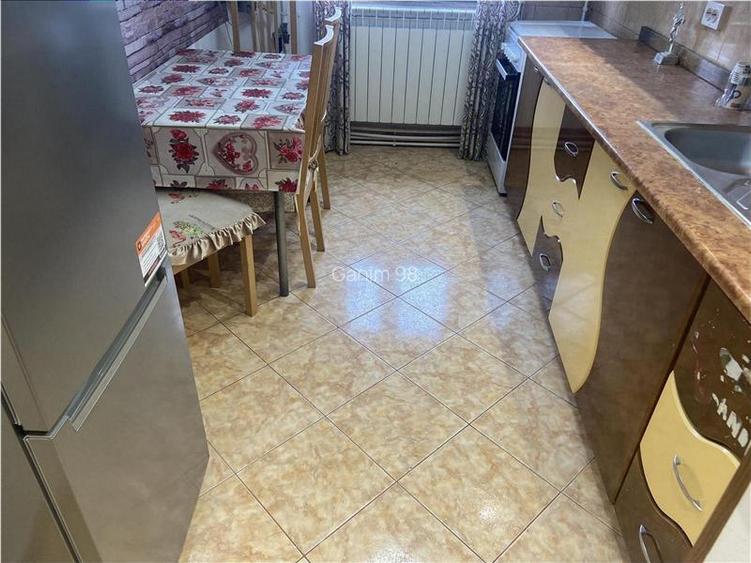 Apartament 3 camere de inchiriat , zona Scoala nr 2- Piata Moldovei decomandat , - 26