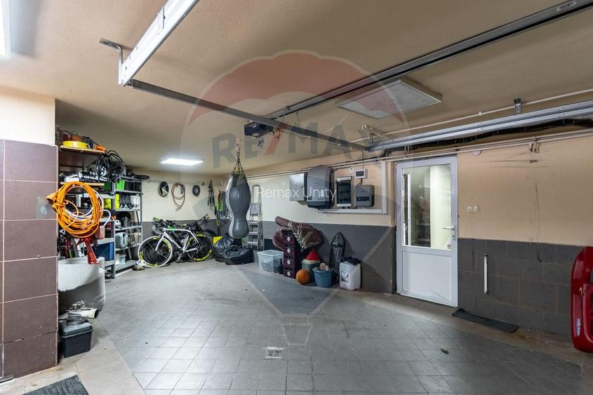 Casă spațioasă 350 mp utili, Teren 650 mp, Garaj subteran, Tractorul - 56