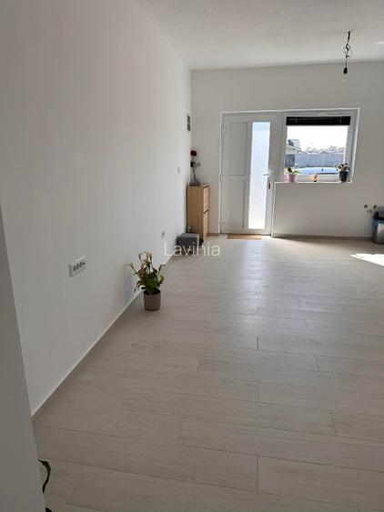 Proprietar vand apartament cu 2 camere la casa in Mosnita Veche - 2