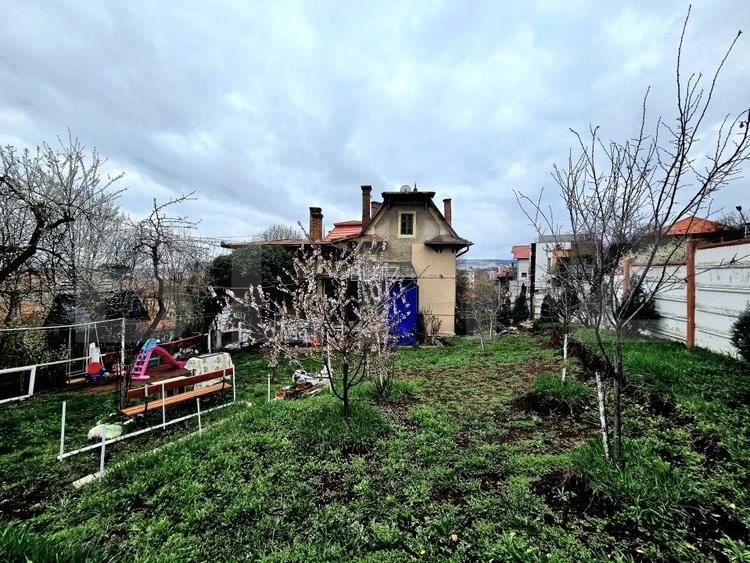 Apartament cu 3 camere, curte comuna de 284 mp, locatie excelenta, Gruia - 2