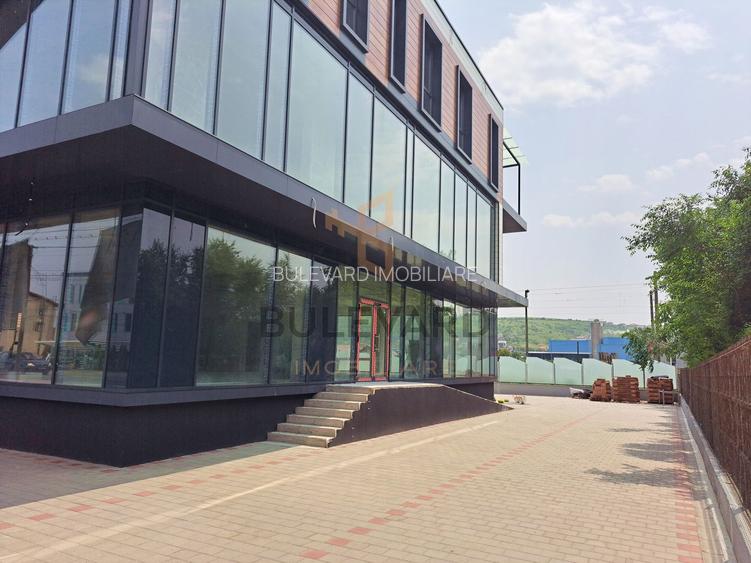 Cladire comerciala situata la drum intens circulat, 1365 mp utili + 20 parcari - 2