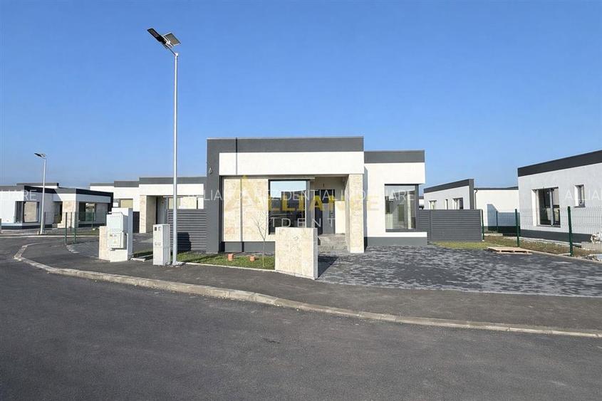 Casa individuala - 4 camere  - 2 bai - in ansamblu rezidential-str asfaltata - 3