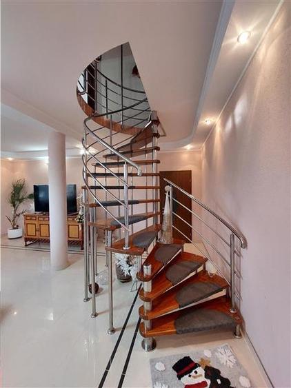Casa mare pentru 2 familii sau pentru afacere