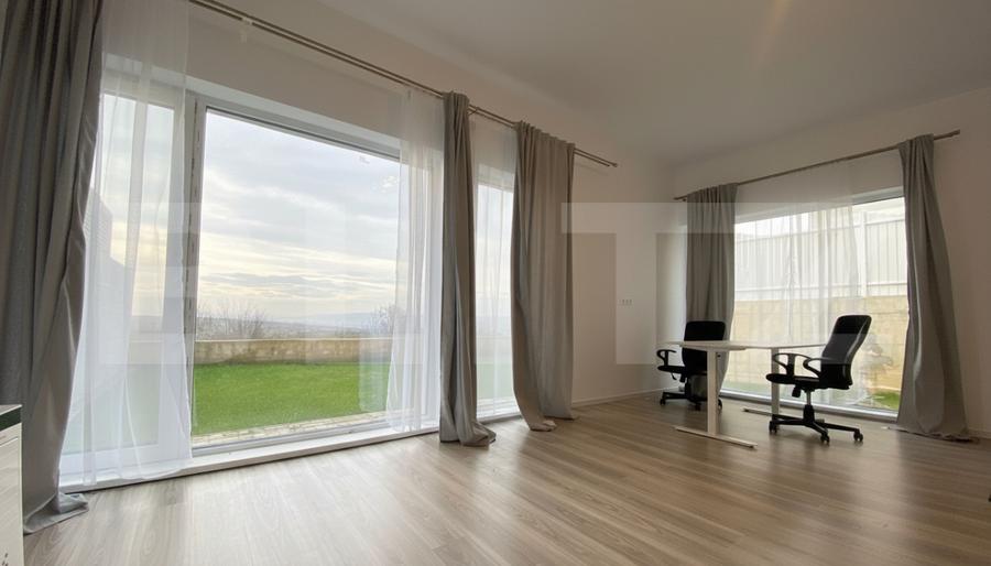Casa pe calcan cu priveliste superba si compartimentare deosebita.