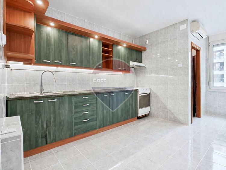 Apartament cu 3 camere nemobilat cu loc de parcare și boxă
