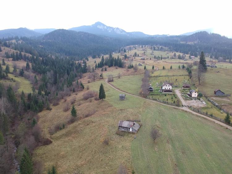 Teren lângă pârtia Rarău Câmpulung Moldovenesc, mărginit de râu