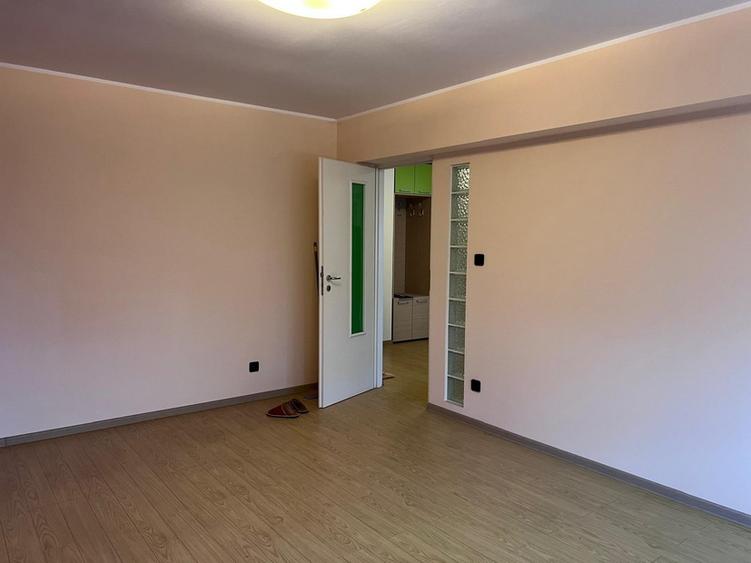 Apartament 2 camere, zona Liceul Auto