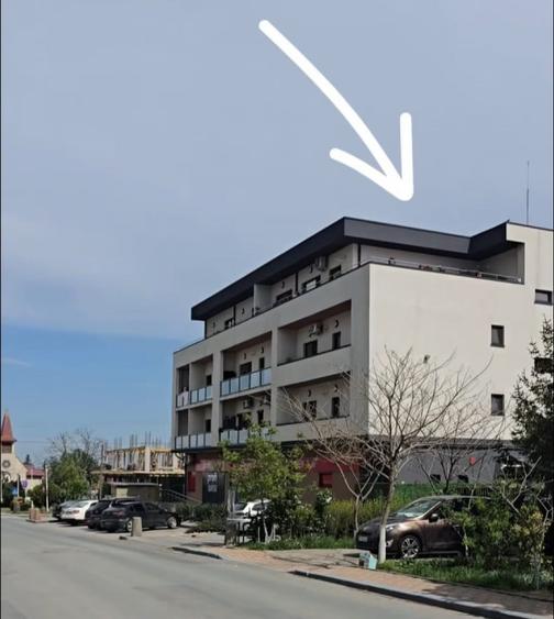 Pers fizica vând apartament decomandat cu 2 camere si loc de parcare inclus