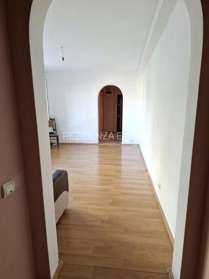 APARTAMENT 3 CAMERE BLOC REABILITAT ZONA LINISTITA GHIRLANDEI - 2