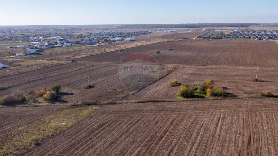 Vanzare teren intravilan 7,400 mp Sabareni / Strada Primaverii