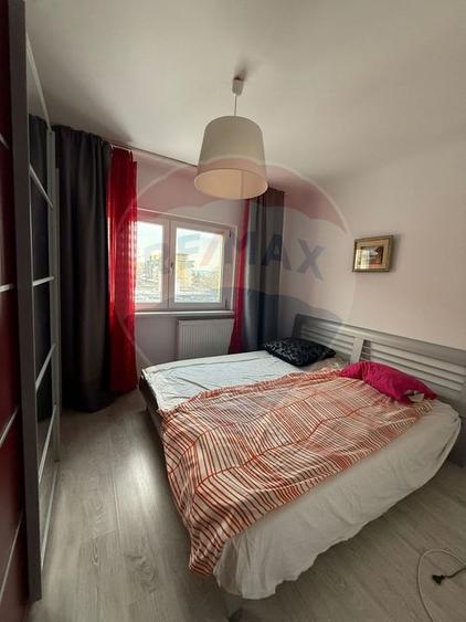 Apartament cu 4 camere de vânzare în zona 1 Mai