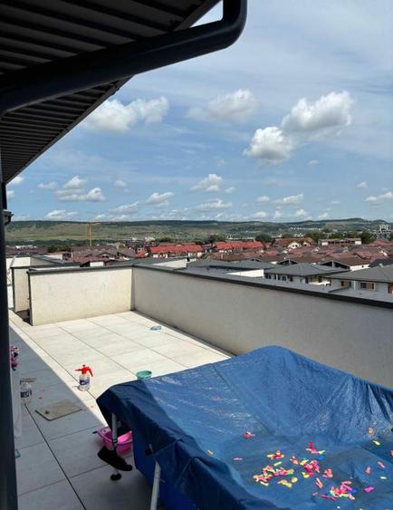 Apartament cu 3 camere semidecomandat în Florești