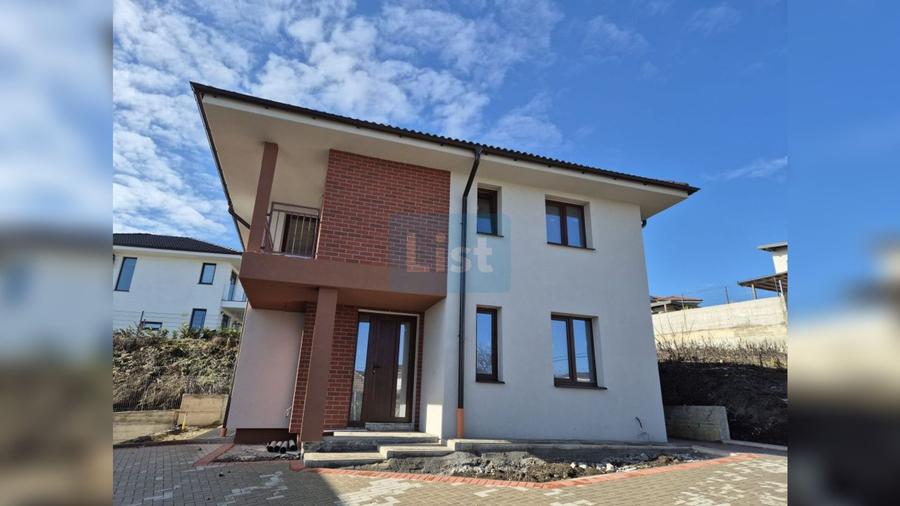Casa superba, panouri fotovoltaice, standarde NZEB