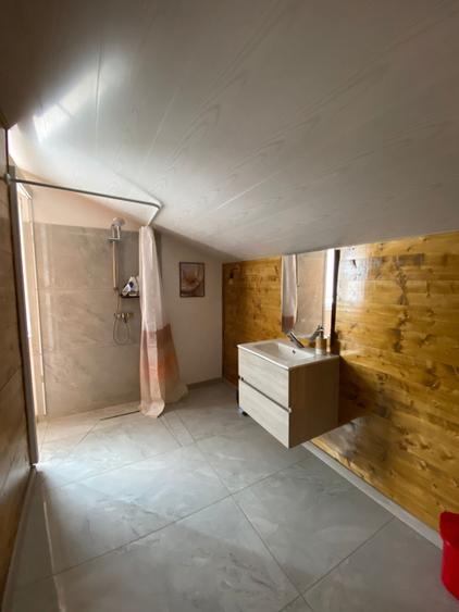 Apartament 4 camere decomandat 140mp, Mansarda, zona Consul, Utilitati incluse