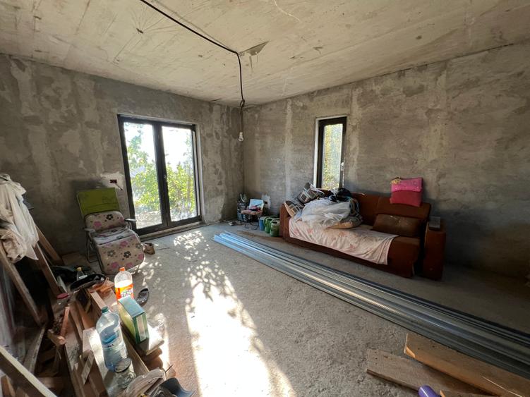 Casa la rosu de vanzare in Lunca Cetatuii