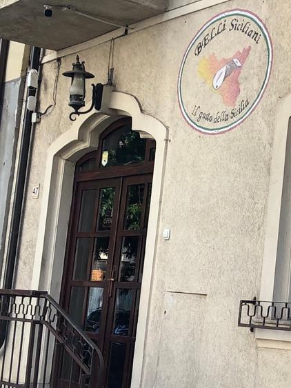 Central Inchiriez casa Interbelica renovata stradala 25 cam curte 300 mp terasa