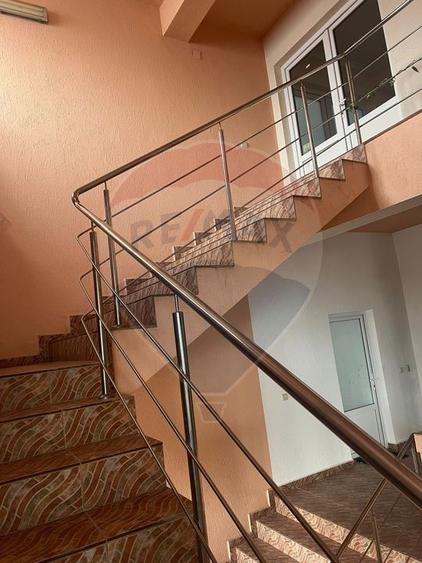 Casă / Vilă cu 11 camere de vânzare