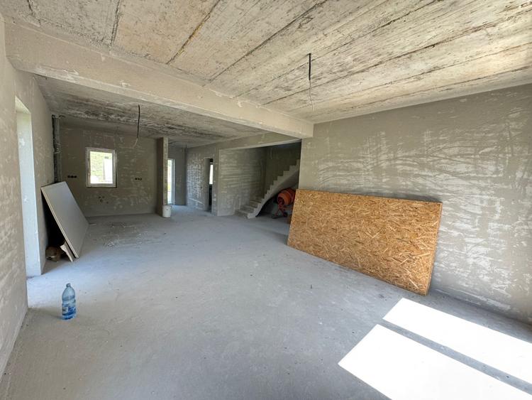 Duplex construit la standarde înalte de calitate la intrare in Corusu
