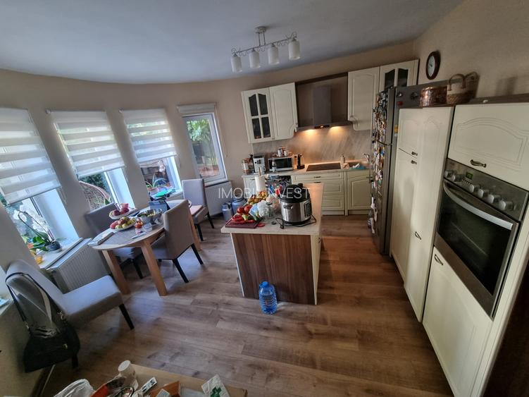 Casă individuală de vânzare – 238 mp, zonă centrală, 7 camere, garaj - 10