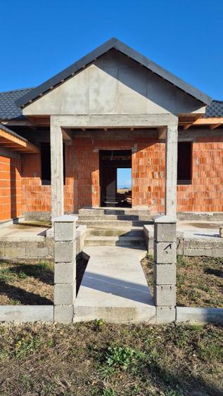 Casa la rosu de vanzare, 4 camere, 145,31 mp, 715 mp teren, zona Martinesti