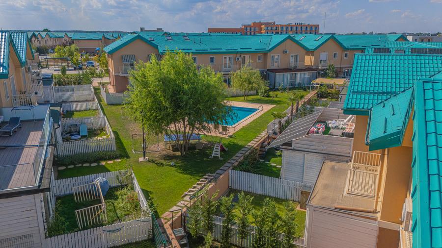 Locuință modernă, gata de mutare,cu terasă si curte proprii, acces la piscina