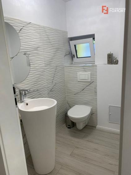 Duplex de vanzare cu 5 camere si 3 bai, zona Mehala