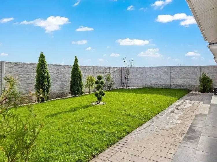 Vila lux in ansamblu finalizat! Gradina libera-270 mp, băi cu geam