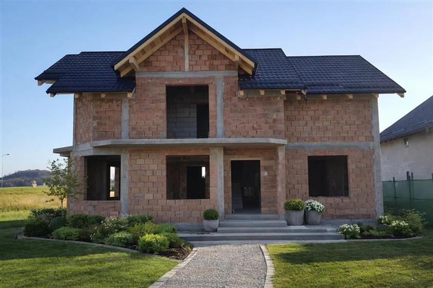 Casa eleganta pe 2 nivele, la 15 minute de Brasov, DJ 112A, finalizata la cheie