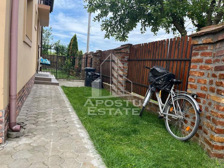 Jumatate de duplex cu 4 camere si 2 bai, decomandat situat in Utvin