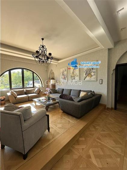 Vila stil florentin pe malul lacului,teren4500mp iesire la lac de 17ml