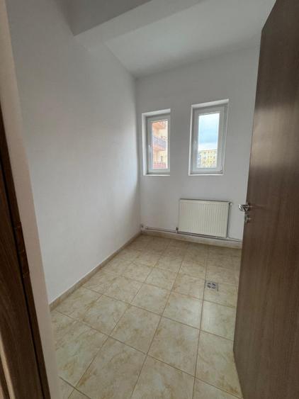 Zona pietii Tractorul, 900 mp, spatii comerciale dispuse pe doua etaje