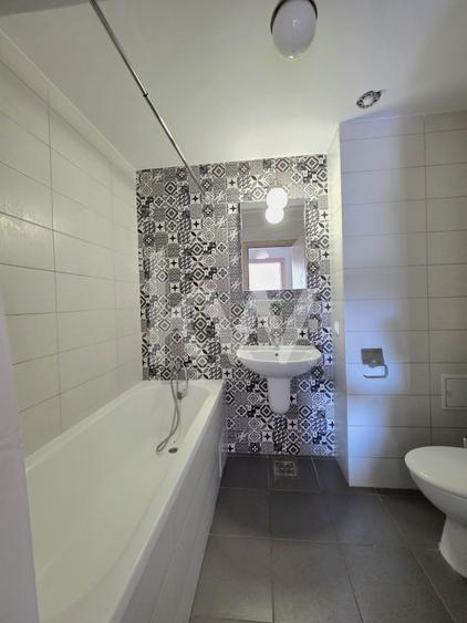 Apartament 3 camere cu parcare si grădină în Tractorul