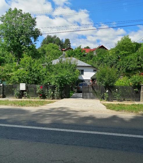 Vă ofer o casă frumoasă, situata într-o zona foarte frumoasă