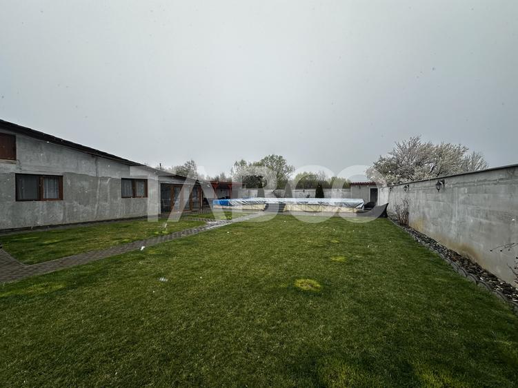 Casa individuala formata din 2 apartamente de vanzare si piscina