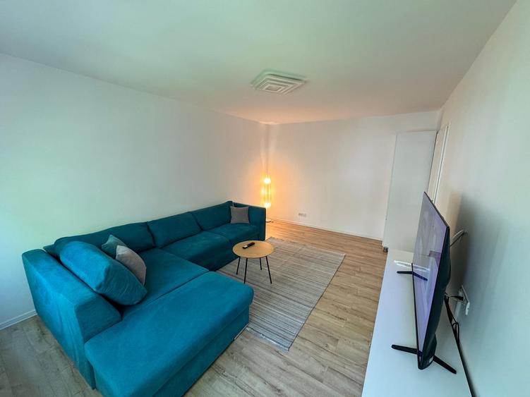 2 camere decomandat, renovat | Etaj 1/4 | Parcare inclusă | Mobilat și utilat
