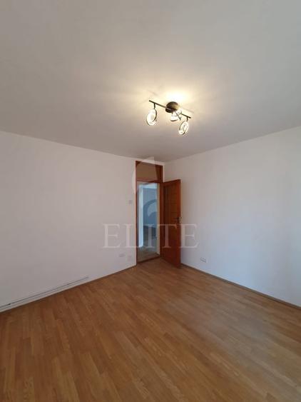 Apartament 3 camere în zona MOGOSOAIA