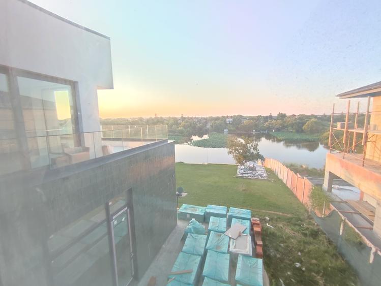 Proprietate exclusivistă cu ponton betonat, piscină interioară și ponorama