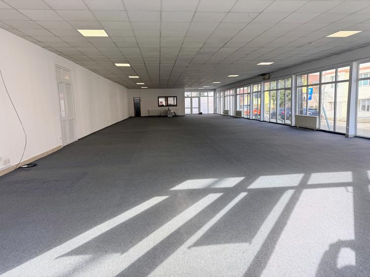 Showroom 300mp Soseaua Alba Iulia langa benzinăria Mol cu vitrina mare