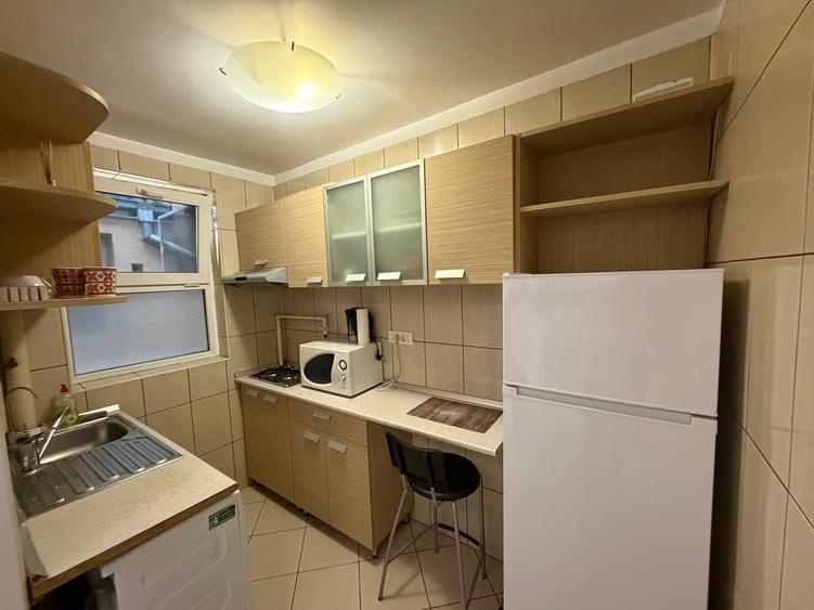 Piata Revolutiei, 2 camere, etaj 7, mobilat complet, bloc solid termoizolat