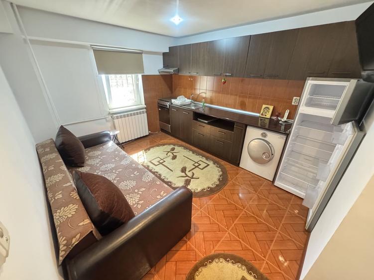 Apartament cu o cameră 40mp parter cu balcon zona Bratianu Scoala nr. 8