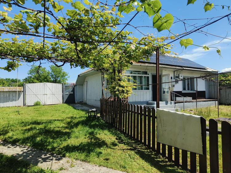 Casa la 5 km de Targu-Neamt - cu iaz si livada matura - gata pentru mutat