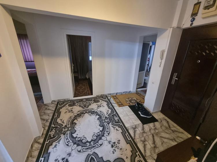 Poarta 6 liceul Blaga- apartament 4 camere decomandat cu gaze